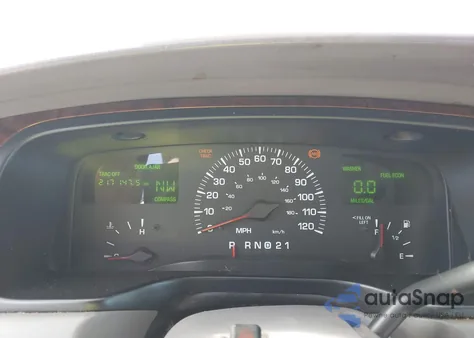 2000 Lincoln Town Car Signature from USA, damaged, VIN 1LNHM82W4YY842937